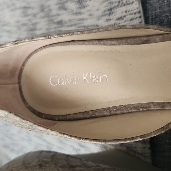 Calvin Klein womens size 8 baby python wedges - Picture 3 of 5